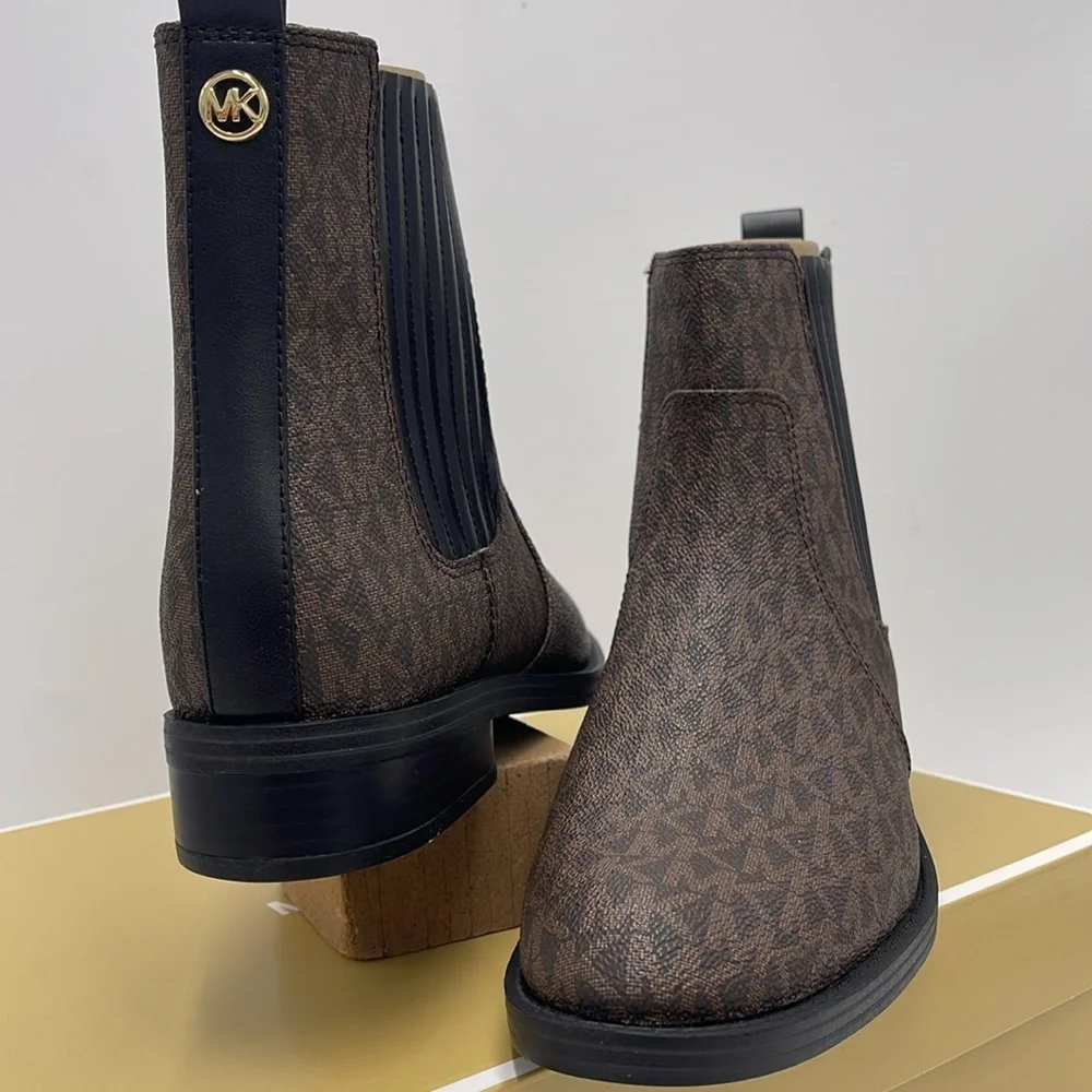 Michael Kors ELLA FLAT BOOTIE MK SIG SM
49F4ELFE5B
BROWN - Picture 9 of 16